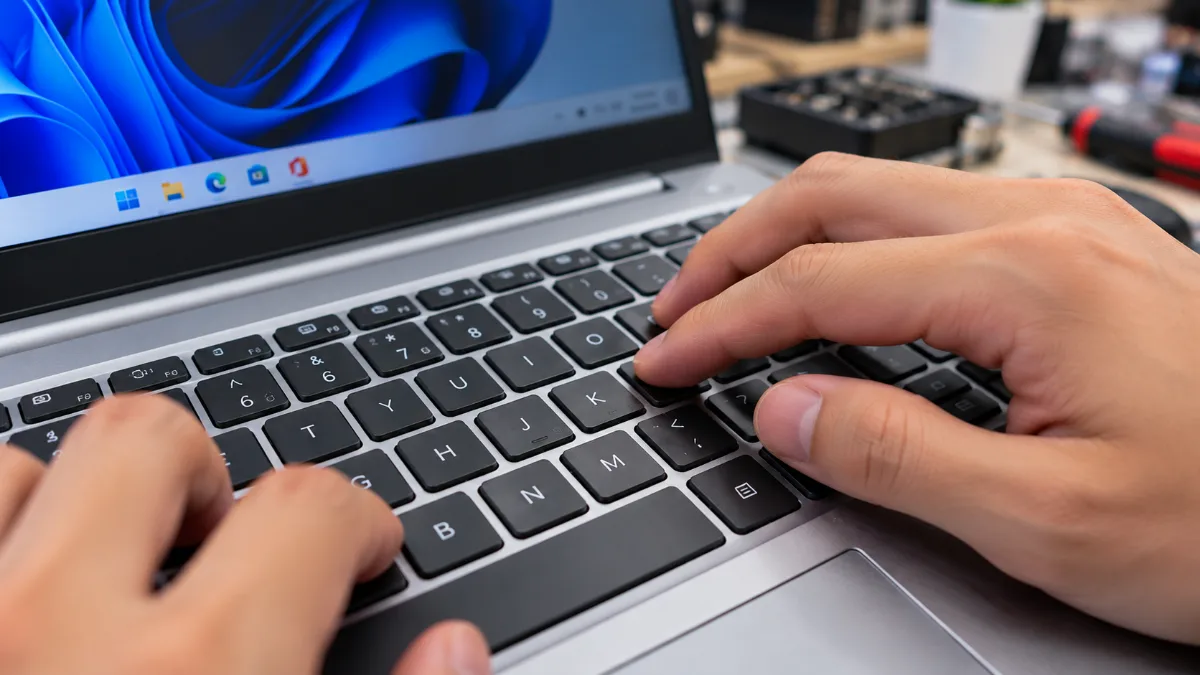 Ảnh minh họa bàn phím laptop gõ ra số tại Gia Phong Computer