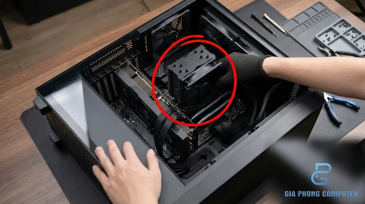 Kỹ thuật viên kiểm tra bộ PC gaming hoàn chỉnh trước khi bàn giao