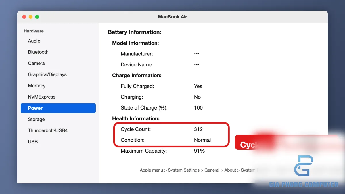 Kỹ thuật viên dùng tay thao tác trên MacBook để kiểm tra Cycle Count trong System Report
