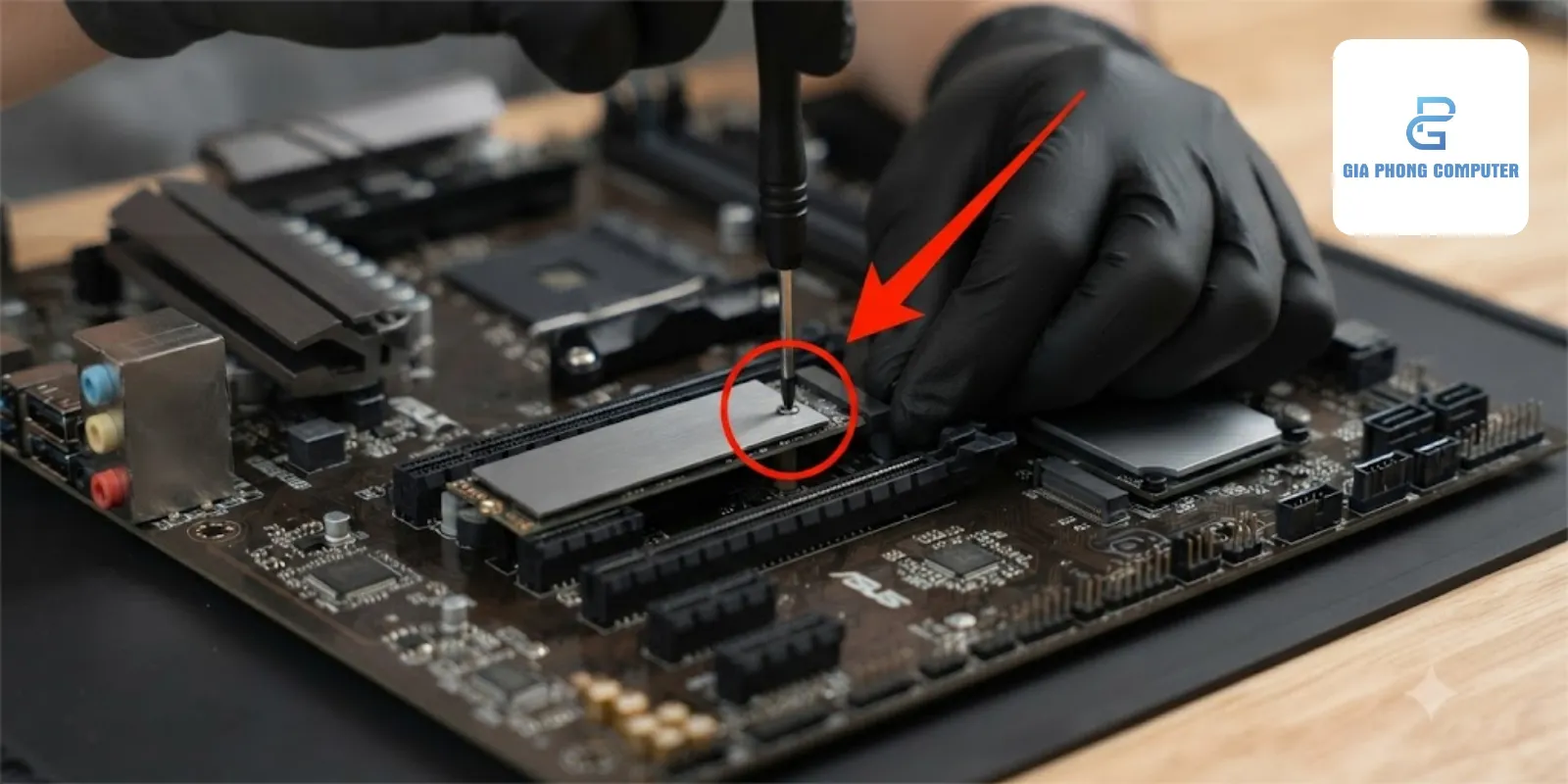 Kỹ thuật viên Gia Phong Computer kiểm tra khe cắm và lắp tản nhiệt cho SSD