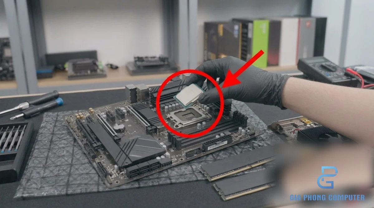 Kỹ thuật viên lắp CPU Core Ultra 5 tương thích lên main B860 cho cấu hình PC gaming