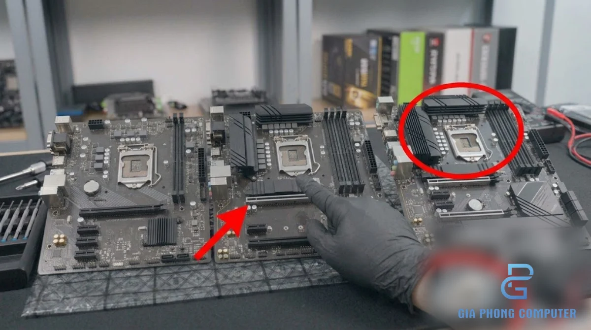 Ba bo mạch chủ Intel B860 Z890 và H810 đặt cạnh nhau để so sánh tính năng
