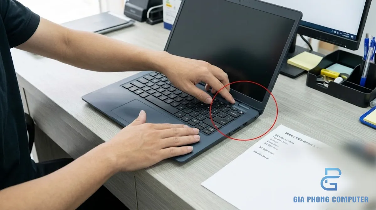 Kỹ thuật viên kiểm tra ngoại quan và bàn phím laptop trước khi nhận sửa