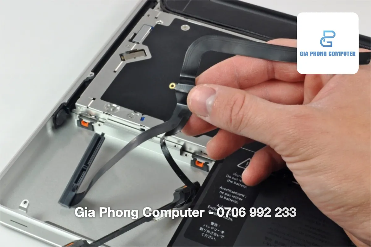 Dịch vụ thay cáp màn hình MacBook Pro 2016, 2017, 2018, 2019, 2020 tại tphcm